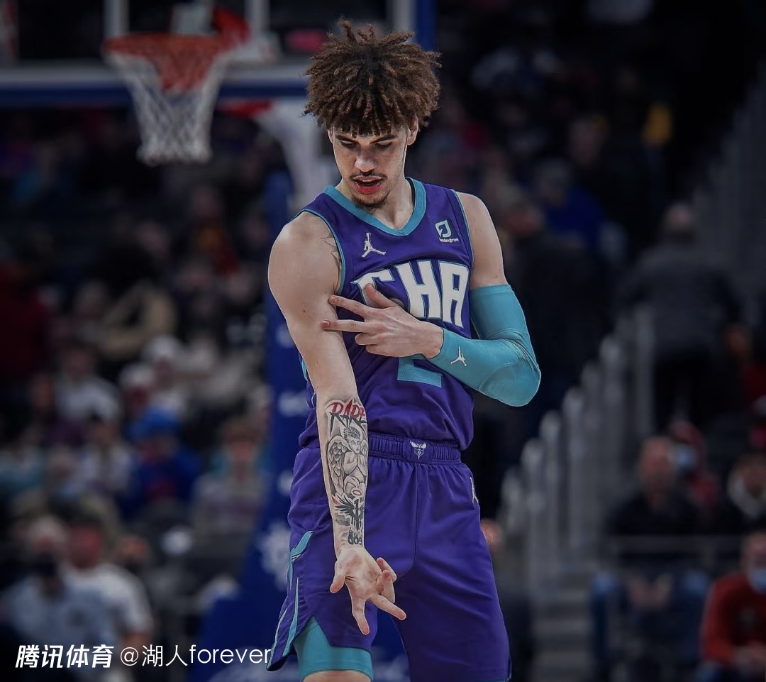 包含夏洛特黄蜂训练开放日，集结日回应争议引欢呼，欧超杯在即，临场指挥获称赞的词条